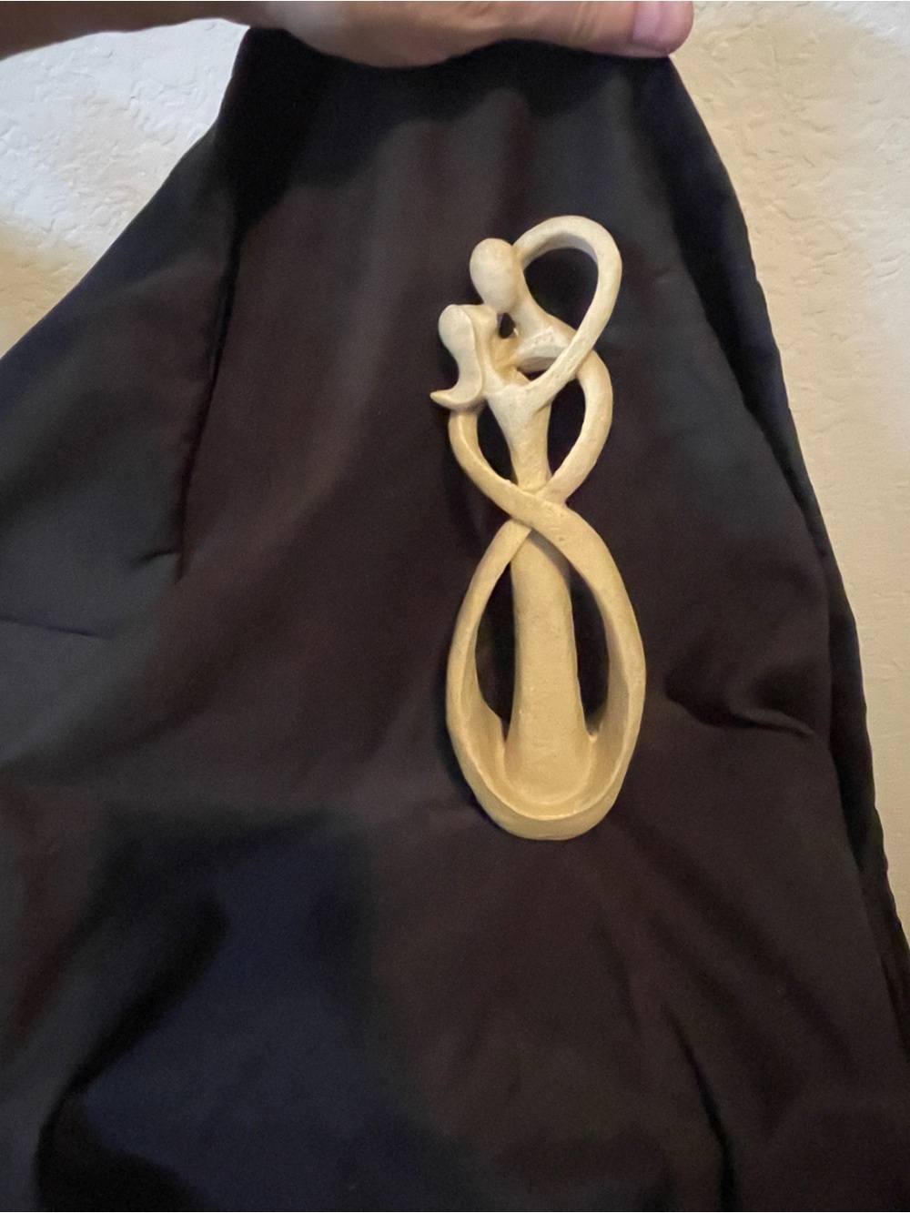 🦋Elegant Tan Abstract Sculpture
Sandstone or resin
Couple kissing. - Picture 11 of 12